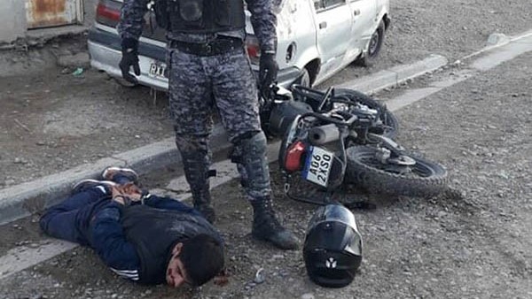 El joven de 18 años yace en el suelo luego de ser aprehendido ayer.