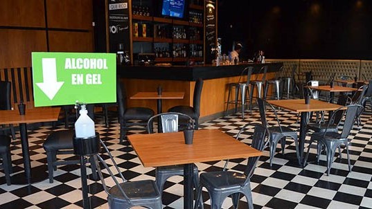 Las confiterías del centro de Esquel quieren seguir en actividad, pero deberán respetar los protocolos.