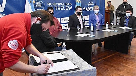 Firma. Los emprendedores tendrán materia prima más barata para seguir activando la economía social.