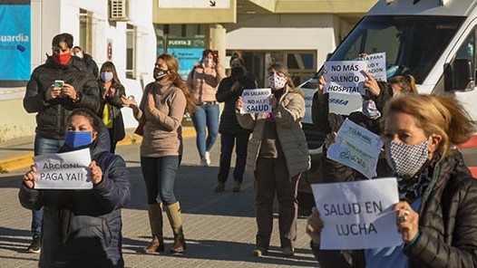 El personal de la salud del Hospital Isola de Puerto Madryn salió a la calle para expresar su reclamo y necesidad de cobrar haberes adeudados.