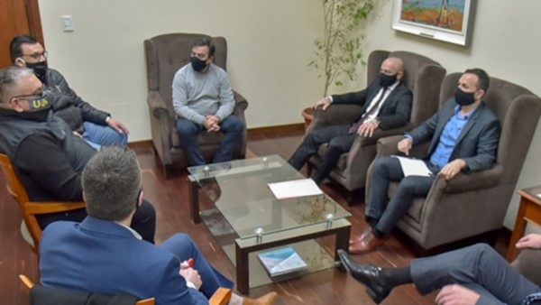 Cumbre. Provincia, municipio y gremio acordaron esfuerzos para que los proyectos empiecen en el Valle. 