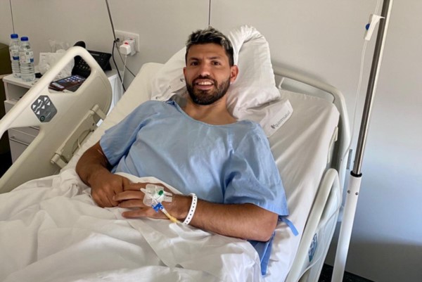 El Kun Agüero superó exitosamente la operación de meniscos a la que se sometió en Barcelona y compartió esta imagen en las redes sociales.