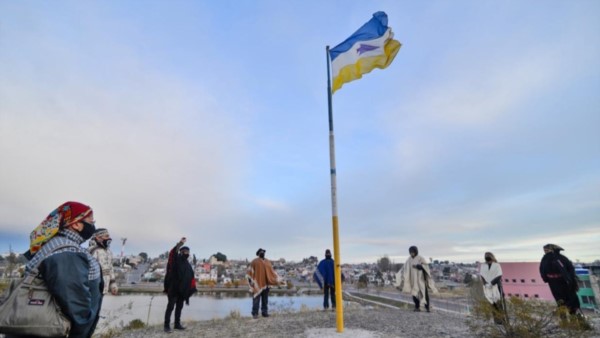 En la ceremonia simbólica se realizó el saludo al sol y el izamiento de la bandera de los Pueblos Originarios.