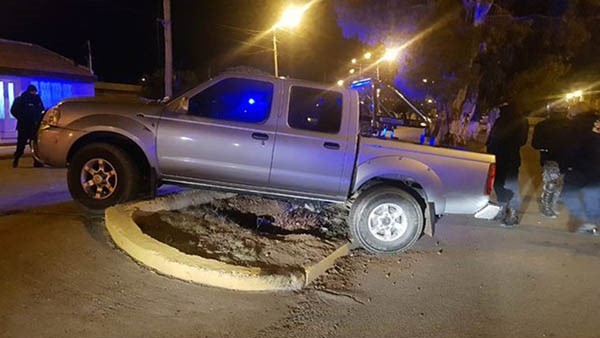 La camioneta terminó arriba de la vereda. El conductor fue demorado.
