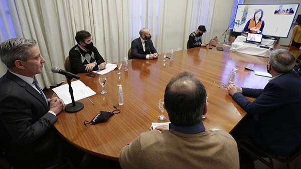 Arcioni en videoconferencia con la gobernadora Arabela, consolidando el acuerdo que habrá entre las ciudades de la Comarca lindantes.