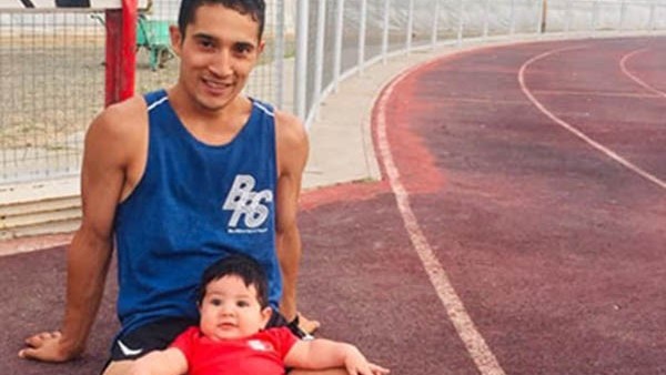 Arbe con su bebé en la pista.