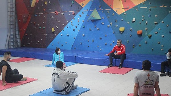 El Coordinador de las actividades del SUM se reunió con los profesores.