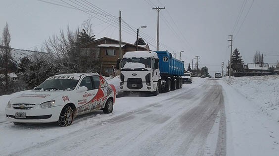 Los vehículos transitan con precaución en todas las zonas de la ciudad a causa del hielo en las calles.