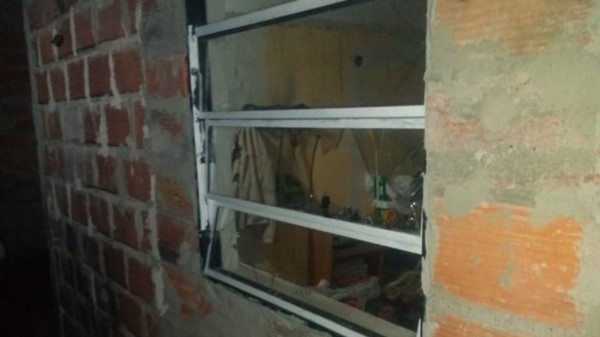 La puerta y uno de los vidrios de la casa fueron dañados en el ataque.