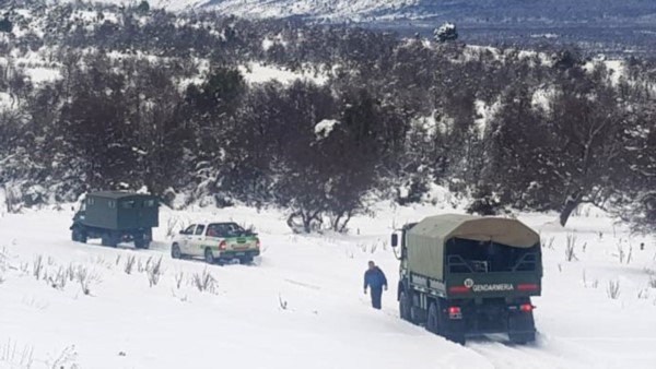 Así avanzó el escuadrón de gendarmes en medio de las condiciones severas del invierno de Esquel. 