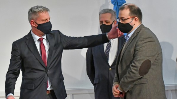 Saludo con distanciamiento. Ante la mirada de Antonena, el gobernador recibe a Hermida en el Ministerio.
