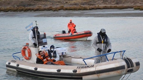 Momentos en que el marinero llegaba al muelle donde una ambulancia lo esperó para su traslado terrestre