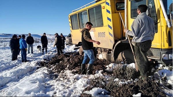 Con las máquinas siguen despejando caminos en el interior de la provincia para poder llegar con asistencia a cada uno de los parajes.