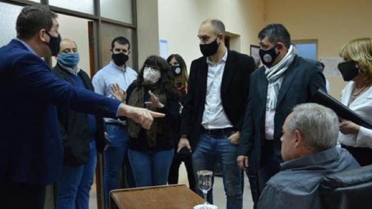 Biss protagonizó una fuerte pelea con ediles que denunciaron irregularidades.