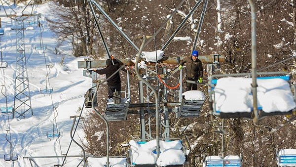 Detalles finales. Todo listo para disfrutar de la nieve en El Bolsón.