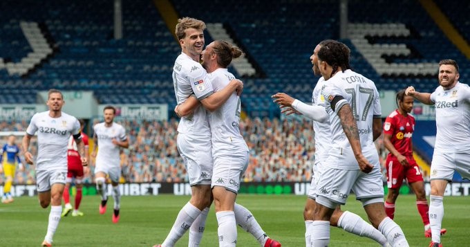 Leeds United venció 3-1 a Blackburn Rovers. Con 15 puntos por jugar, le sacó 6 al tercero.