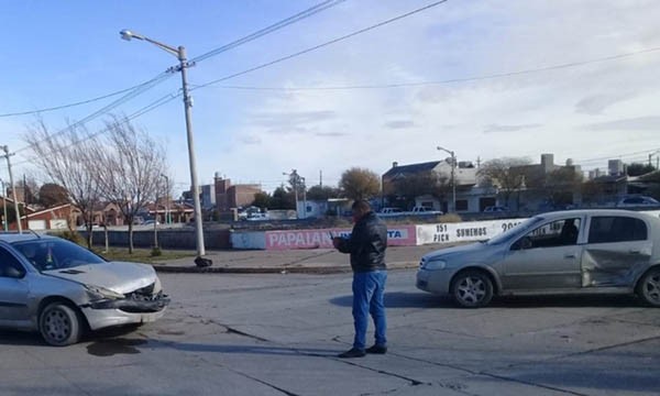 Dos autos impactaron en la esquina de las calles Belgrano y Maipú.