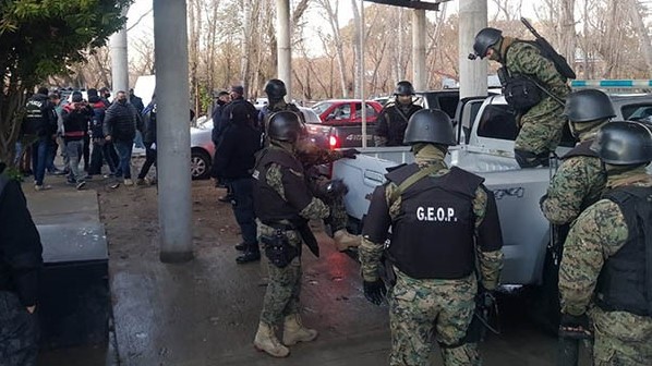 Grupos Especiales de Operaciones y policías convencionales actuaron en los allanamientos en Rawson.