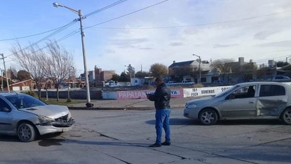 Dos autos impactaron en la esquina de las calles Belgrano y Maipú.