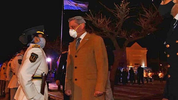 Saludo. El gobernador Arcioni encabezó la ceremonia por el 9 de Julio en las primeras horas del jueves.