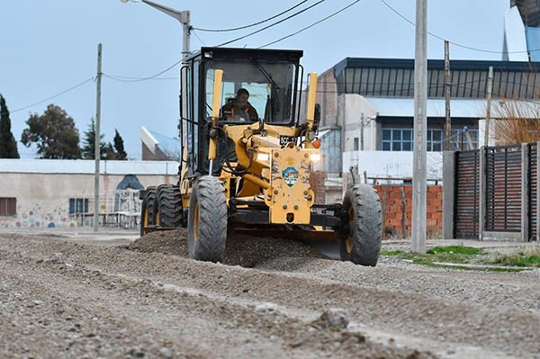 La Municipalidad avanza en trabajos de mantenimiento vial. Hubo limpieza, reparación y nivelación de calles.