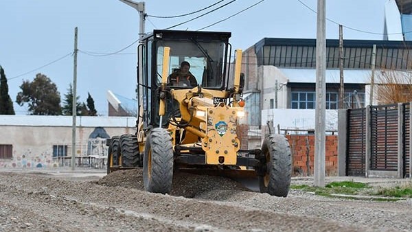 La Municipalidad avanza en trabajos de mantenimiento vial. Hubo limpieza, reparación y nivelación de calles.