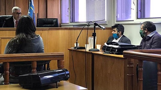 La imputada en el banquillo, los defensores particulares y el juez Gustavo Castro a cargo de la audiencia.