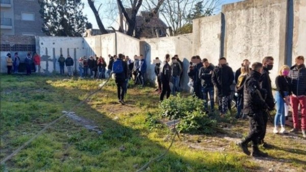 Las personas demoradas en una vivienda fueron trasladadas a la comisaría 17ª en la mañana de este domingo.
