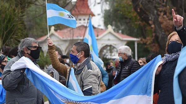 Sin protocolo. Pese a que se recomienda que no haya aglomeraciones, la manifestación igual se concretó. 