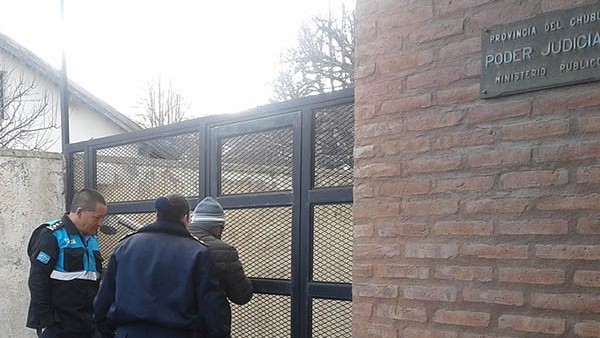 Personal policial comenzó la investigación del robo perpetrado en la Oficina Judicial de los Tribunales.