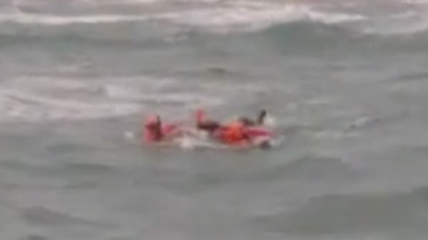 Momentos en que el equipo de rescate divisaba a los tres hombres en serios problemas. 
