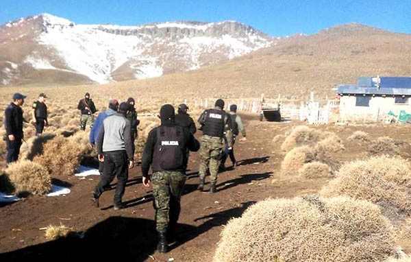 La pelea es entre familiares, descendientes de un poblador, que se disputan animales y cuadros de campo.