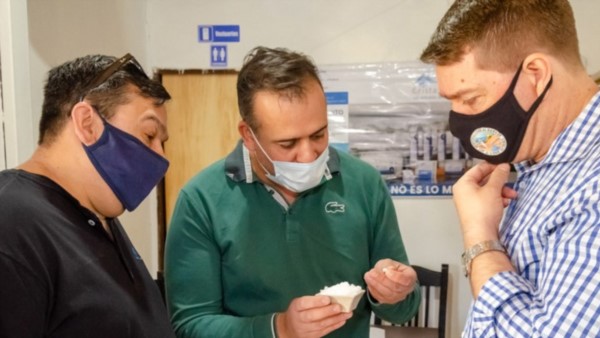 Damián Biss visitó las instalaciones de “Cristal de Mar” y garantizó el apoyo del municipio de Rawson.