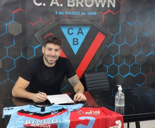El delantero Acosta firmó este sábado su contrato con Brown, que lo liga al club hasta diciembre de 2022.