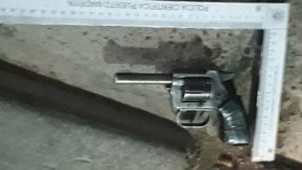 El revólver calibre 22 estaba cargado al momento del procedimiento. 