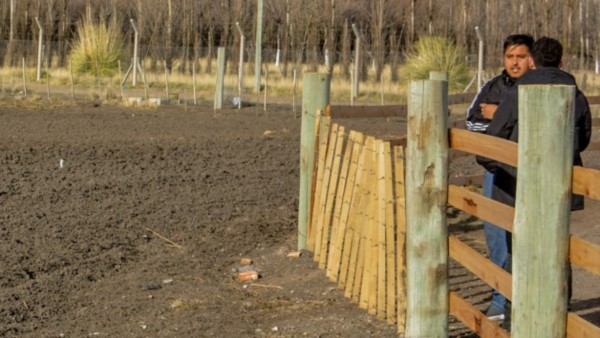 César Medina dialoga con Jornada. A un costado, la tierra arada que será empleada en el cultivo de verduras destinadas al proyecto. La siembra será la primera semana de septiembre.