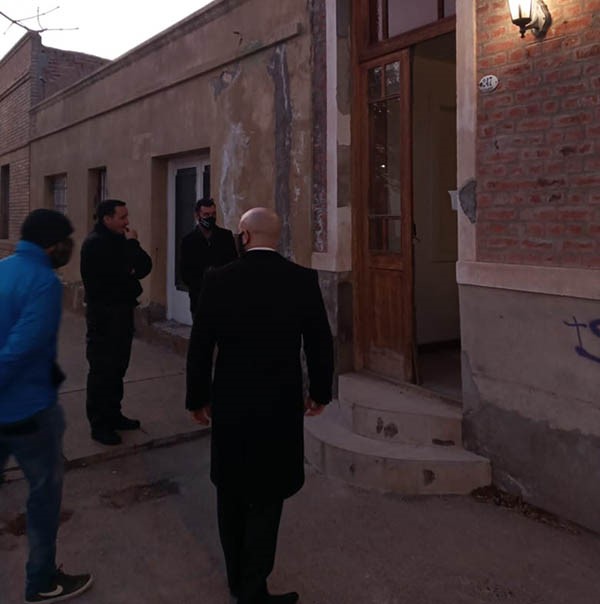 Oficial. El ministro Massoni llega para chequear el procedimiento.