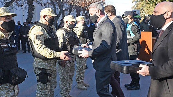 Equipados. Una postal de la entrega del nuevo armamento para las filas de la fuerza de seguridad. 