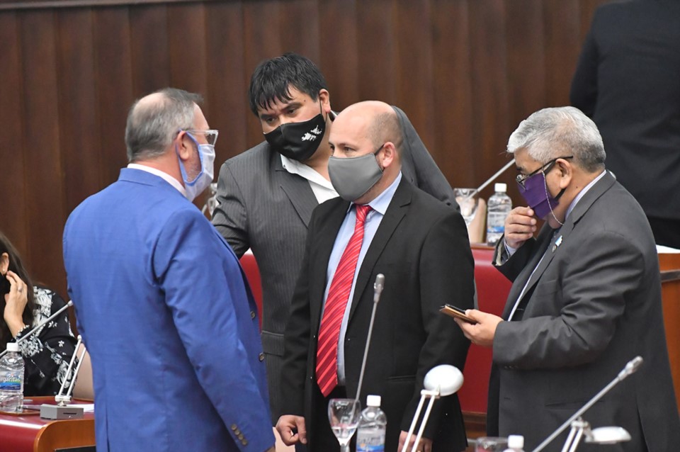 Charlas. Fueron varios los oradores a la hora de aprobar la renegociación de la deuda de la provincia.