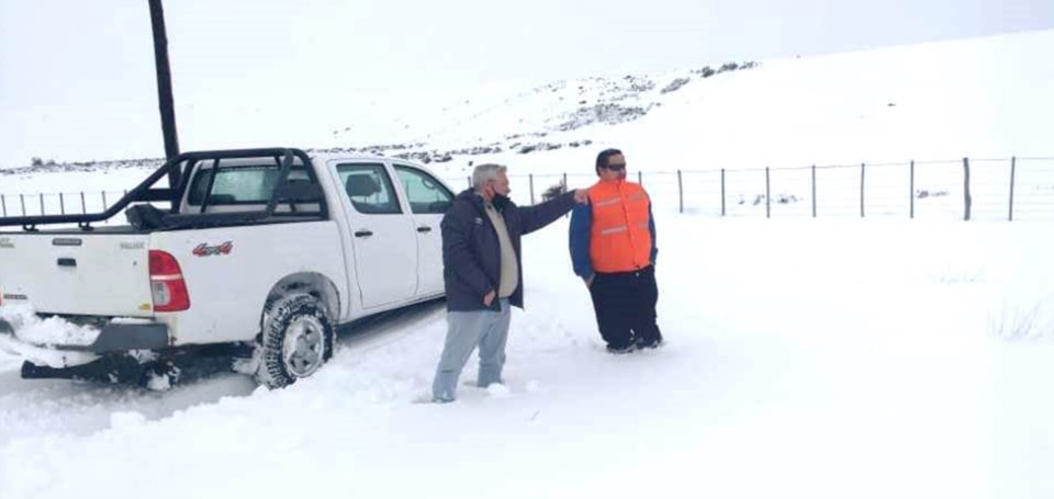 Iniciativas. El Gobierno apoya proyectos de ganadería y producción en Aldea Beleiro, a 5 kilómetros del límite con Chile y con 240 habitantes.