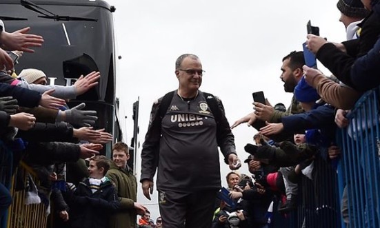 Marcelo Bielsa aseguró en rueda de prensa que seguirá esta temporada dirigiendo al club inglés.