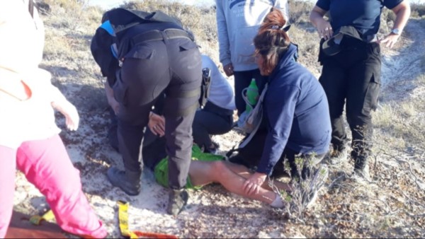 Preocupación. Momentos en que la persona herida es rescatada por la Policía y luego por la ambulancia.