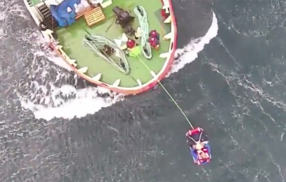 Momento en que se efectúa el rescate del marinero con la canasta sanitaria del helicóptero de la fuerza.