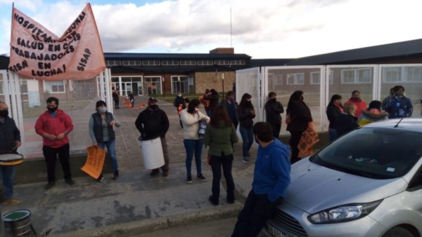 Ayer, trabajadores de salud del hospital de El Maitén reclamaron por los sueldos atrasados.