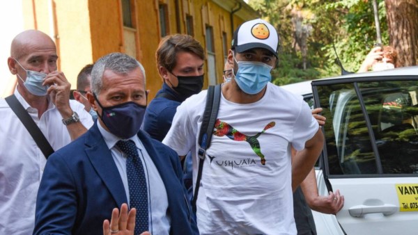 La policía italiana denuncia que a Luis Suárez le filtraron las preguntas del examen para su pasaporte.