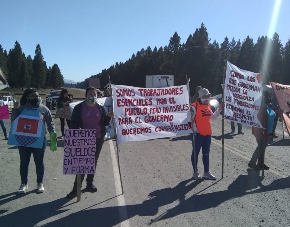 Banderas. Los trabajadores del interior también protestaron por una deuda salarial que se acumula.