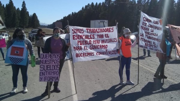 Banderas. Los trabajadores del interior también protestaron por una deuda salarial que se acumula. 
