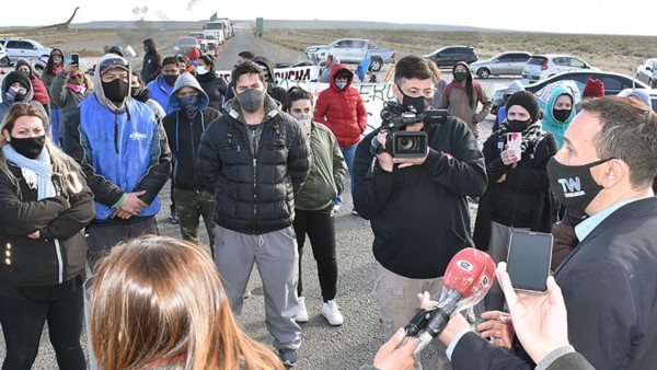 Presente. El intendente fue hasta la ruta para intentar una mediación.