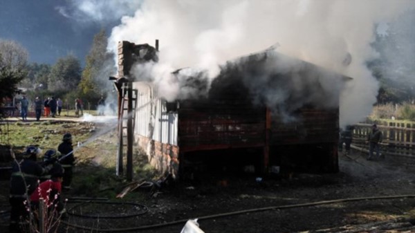 Producto de las llamas, la casa de madera quedó completamente destruida. Su propietario había salido.