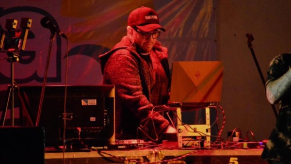 Franco Avilez, desde Playa Unión, muestra la excelencia de su trabajo en el ámbito de la producción musical.